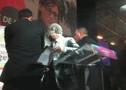 VIDEO - François Hollande s'en prend plein la tronche