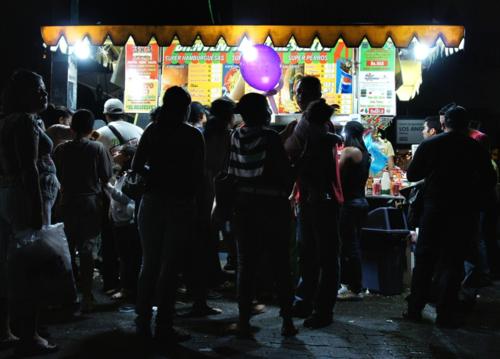 Au pied du béton, posées sur le bitume, il y a les carrioles....