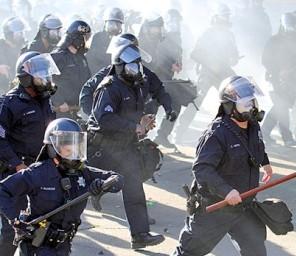 [Mondialisation - Indignés] Scènes de guerre civile aux Etats-Unis : Occupy Oakland envahit l’hôtel de ville et y brûle un drapeau américain – WikiStrike.com