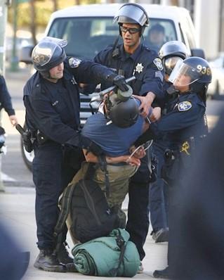 [Mondialisation - Indignés] Scènes de guerre civile aux Etats-Unis : Occupy Oakland envahit l’hôtel de ville et y brûle un drapeau américain – WikiStrike.com