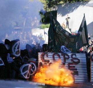 [Mondialisation - Indignés] Scènes de guerre civile aux Etats-Unis : Occupy Oakland envahit l’hôtel de ville et y brûle un drapeau américain – WikiStrike.com