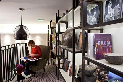 Bibliotheque-salon-hotel-4-etoiles-le-pradey-paris-france-hoosta-magazine