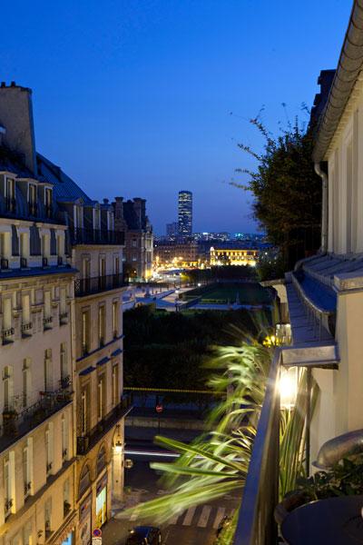 Vue-paris-de-nuit-chambre-hotel-4-etoiles-le-pradey-paris-france-hoosta-magazine