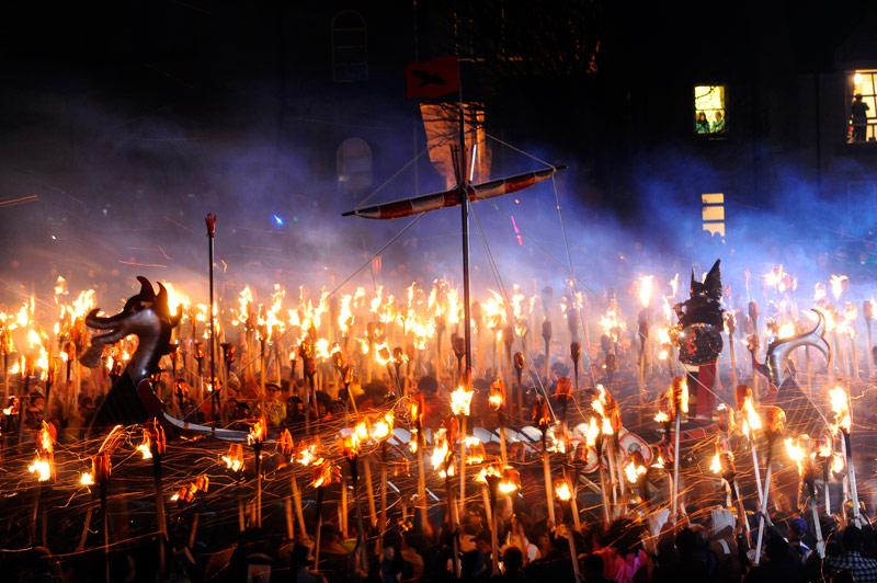 Drakkar de feu. Les apparences sont trompeuses : ce n’est pas le Ragnarök. Ce n’est que la procession d’un vrai drakkar entouré de faux vikings lors du festival Up Helly Aa, sur les îles Shetland, en Écosse. Cette manifestation, dont la première édition remonte au XIXe siècle, avait pour but d’éclairer et de fêter les longues nuits d’hiver. Et comme la coutume le souhaite, les dizaines de torches brandis par les festivaliers serviront, à la fin, à embraser le drakkar. C’est aujourd’hui le plus grand festival qui célèbre les traditions vikings.