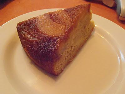 Gâteau caramélisé aux poires, moelleux et fondant