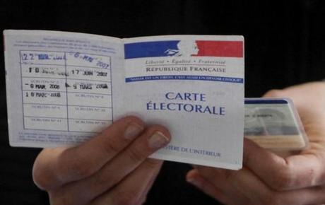 Une carte d'identité et une carte électorale à Lille, le 7 juillet 2009. (CHIBANE/SIPA)