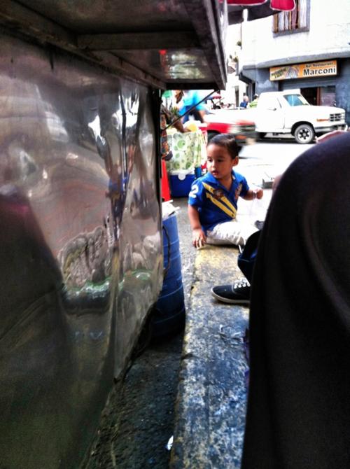 Au pied des carrioles qui sont au pied du béton, il y a parfois,...