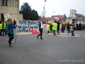 Mardi, à Fouilloy, les parents d'élèves de Fouilloy, Aubigny-Vecquemont et Villers-Bretonneux se sont mobilisés contre les fermetures annoncées.