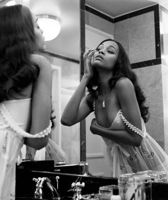 Zoe Saldana si sexy devant son miroir