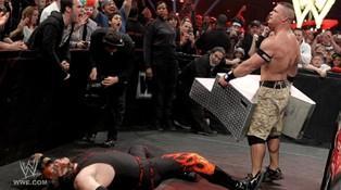 Juste après sa défaite contre la championne des Divas Beth Phoenix, Eve est attaquée par Kane