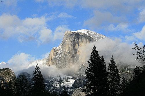 montagne dans les nuages