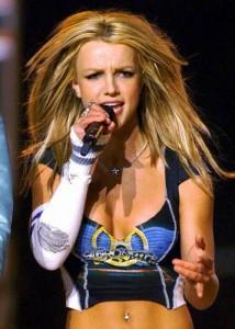 britney superbowl 2001 214x300 Britney poste un message sur Facebook à Propos du Super Bowl
