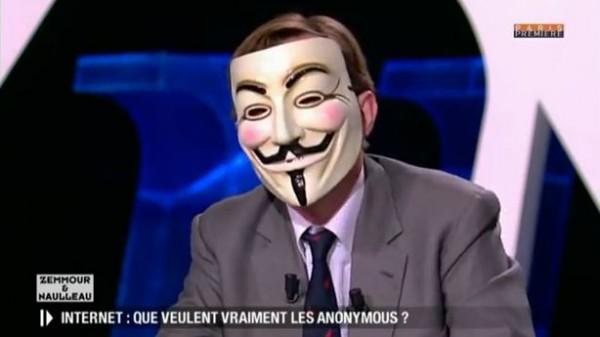 anonymous 600x337 Zemmour et Naulleau : Un Anonymous sexplique à la télévision
