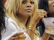 Après Armani, Rihanna adopte vraiment blond platine