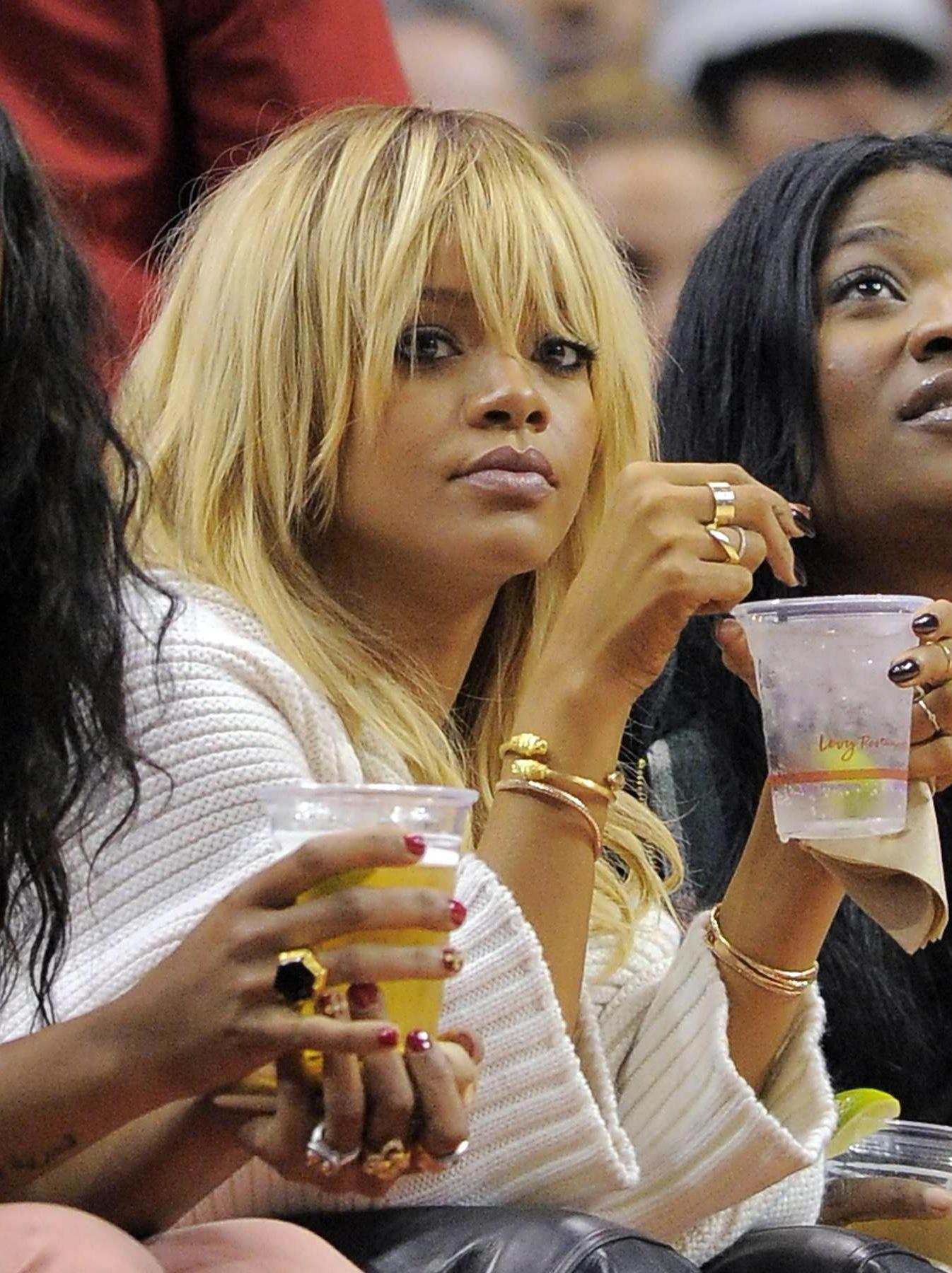 Après Armani, Rihanna adopte vraiment le blond platine !