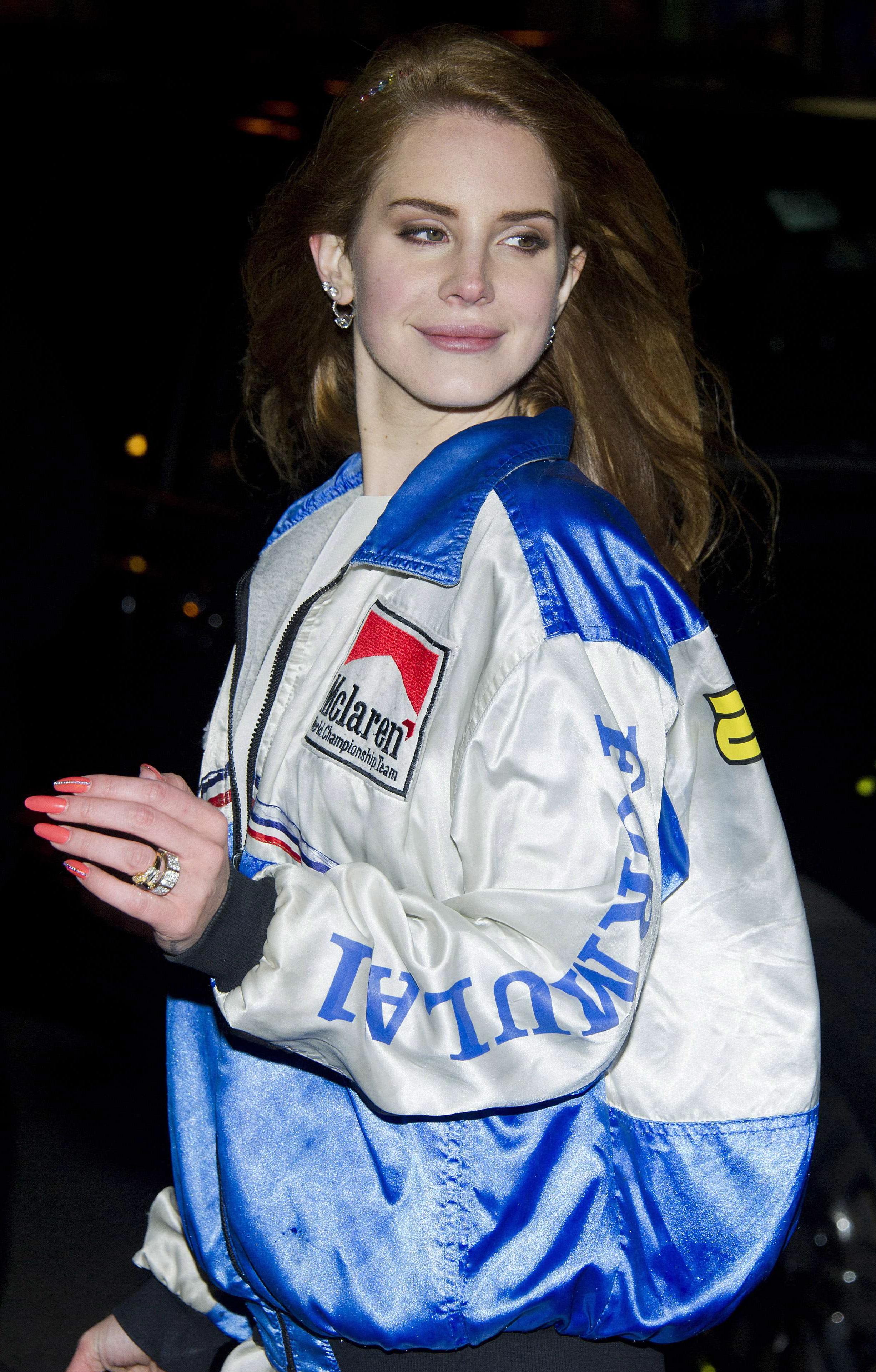Les vestes de courses auto de Lana Del Rey : on aime ou pas ?