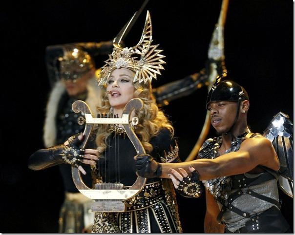 12-02-05-madonna-super-bowl-performance-36