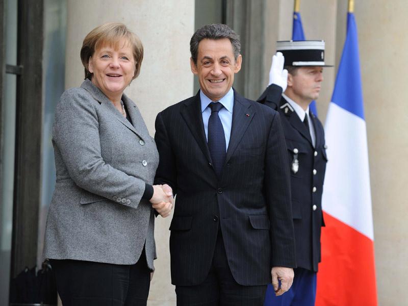<b></div>Main dans la main.</b> La chancelière Angela Merkel a apporté lundi un soutien politique de poids au futur candidat à la présidentielle Nicolas Sarkozy, lors d'un conseil des ministres franco-allemand où les deux dirigeants ont pressé la Grèce de boucler les tractations sur sa survie financière. Dès l'issue de l'entretien qui ouvre rituellement la réunion annuelle des deux gouvernements, Mme Merkel a donné, devant la presse, le petit coup de pouce électoral attendu par le chef de l'Etat, donné largement perdant de la course à l'Elysée à moins de 80 jours du premier tour. «Je soutiens Nicolas Sarkozy sur tous les plans, car nous appartenons à des partis amis», a lancé Mme Merkel en rappelant que le président français était venu lui prêter main forte en participant en 2009 à un de ses meetings à Berlin, quelques mois avant sa reconduction à la tête du gouvernement allemand. Photo : Sipa Press