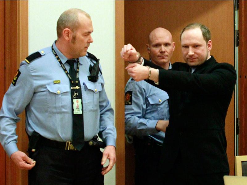 <b></div>Libération immédiate.</b> C’est ce qu’a exigé Anders Behring Breivik. En costume noir et cravate bleu clair, l'auteur des attaques qui ont fait 77 morts le 22 juillet en Norvège, est entré dans la salle du tribunal mains menottées, poings fermés, mais néanmoins capable de faire ''un salut à l'extrême droite'', selon son avocat. L'extrémiste de 32 ans a expliqué que son carnage était ''une attaque préventive contre des traîtres à la patrie'' commise pour ''défendre la population ethnique norvégienne''. ''Je n'accepte pas l'emprisonnement. J'exige d’être libéré immédiatement''. La Cour a ordonné son maintien en détention provisoire alors que son procès doit s’ouvrir le 16 avril. SCANPIX NORWAY/Reuters.