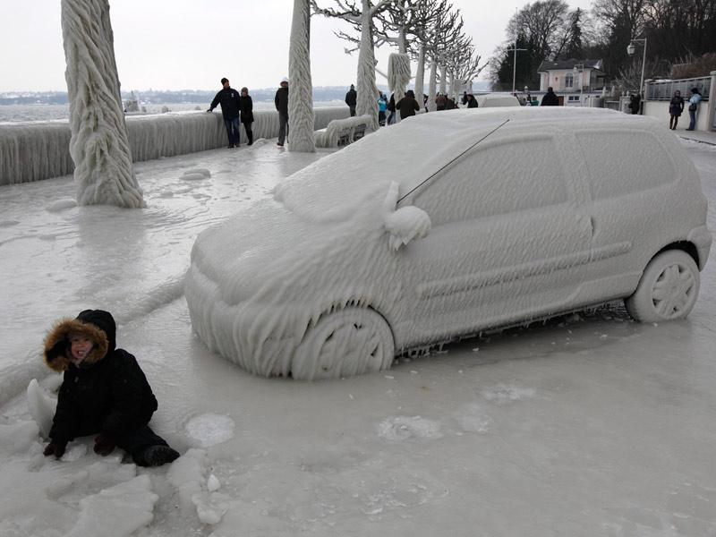 <b></div>Mortel hiver.</b> Si, comme ici, à Genève, en Suisse, le froid et la neige ont fait des heureux, l’est de l’Europe fait face à une situation très préoccupante. Depuis le début de la vague de froid il y a une dizaine de jours, le nombre des décès par hypothermie en Pologne s'élève désormais à 62, avec neuf morts de plus en 24 heures. Les températures les plus basses, jusqu'à -24 degrés centigrades, ont été enregistrées dans la nuit de dimanche à lundi dans le nord-est du pays. Au total, depuis le début de novembre, 107 personnes ont péri par hypothermie. En Lituanie voisine, douze personnes sont mortes de froid pendant le week-end, portant le bilan des décès à 23. En République tchèque, au moins quatre personnes sont mortes ces jours derniers en Moravie, dans l'est, et deux autres à Prague. Photo : Reuters.