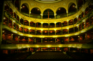 Y-a-t'il un flic... un public pour sauver le théâtre?