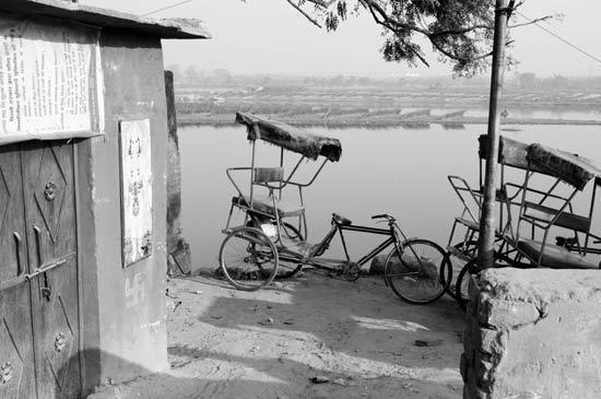 -rickshaws-velos-b-w.jpg