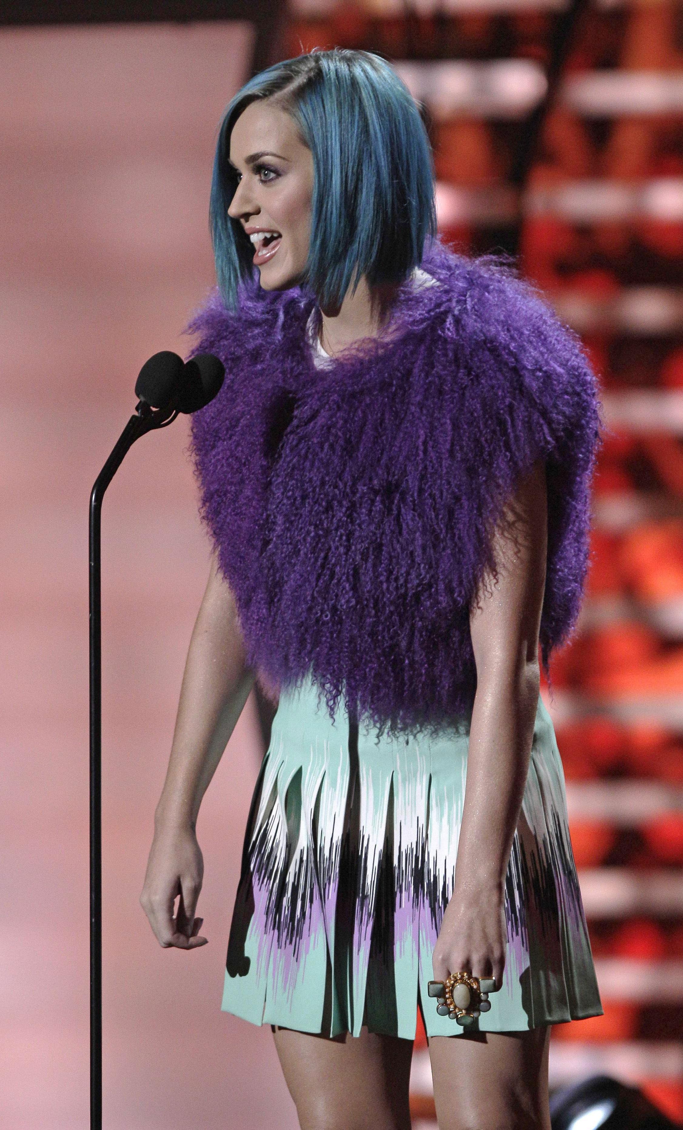 Le fashion faux-pas de Katy Perry : cheveux bleus et fourrure violette !