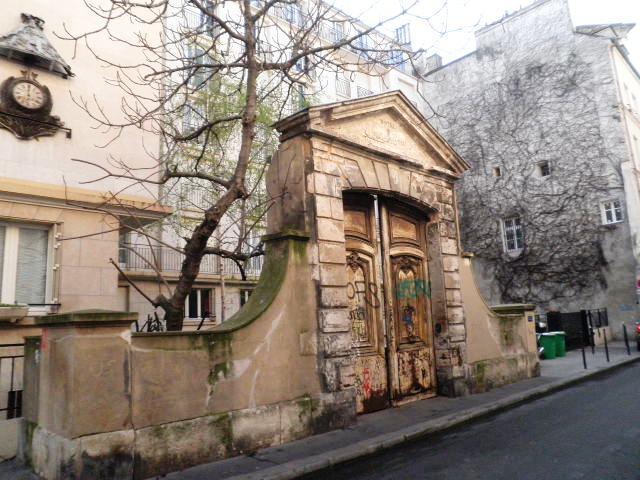 Le Portail solitaire de l’Hôtel Raoul