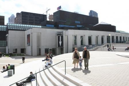 Le Musée d'art contemporain de Montréal juge le bâtiment actuel, construit il y a à peine 20 ans, trop petit, non fonctionnel et énergivore