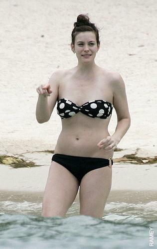 Ryan Phillippe en pleine séance d’entraînement / La splendide Liv Tyler en vacances à la plage