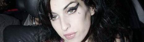 Amy Winehouse se fait un rail de vodka