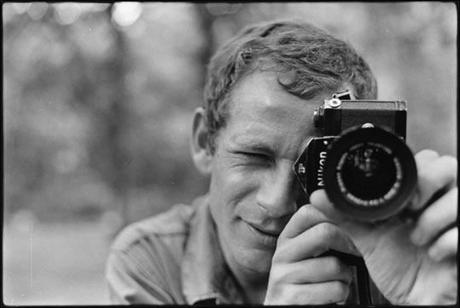 Gilles Caron Le livre du week-end : Gilles Caron, Scrapbook