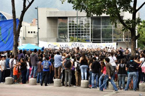 Que nadie asienta en callada agonía

Parce qu’un concert...