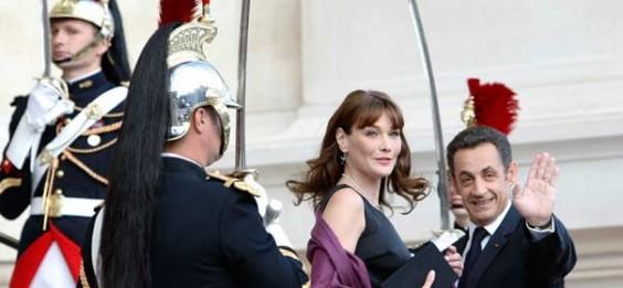 Nicolas Sarkozy et Carla Bruni arrivent pour le dîner suivant le sommet de l'Union pour la Méditerranée, le 13 juillet 2008 à Paris. © REUTERS.