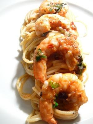 Crevettes à la sauce puttanesca – Shrimp with puttanesca sauce