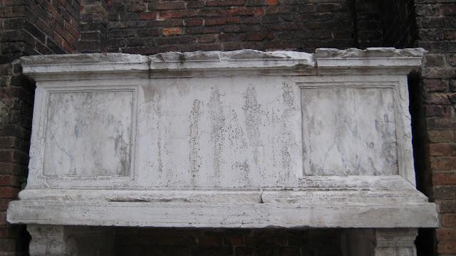 Sur les murs de San Giovanni e Paolo