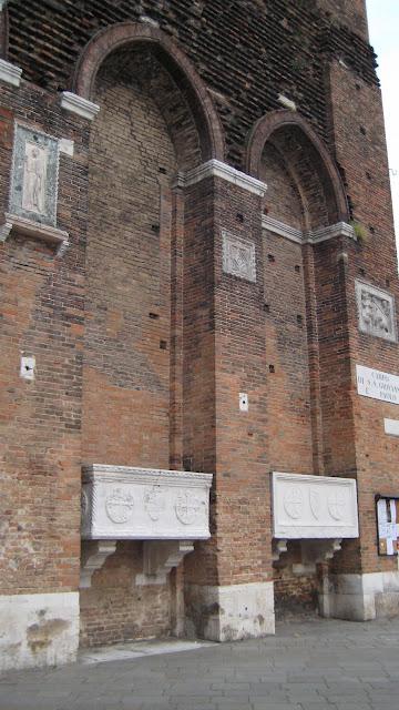Sur les murs de San Giovanni e Paolo