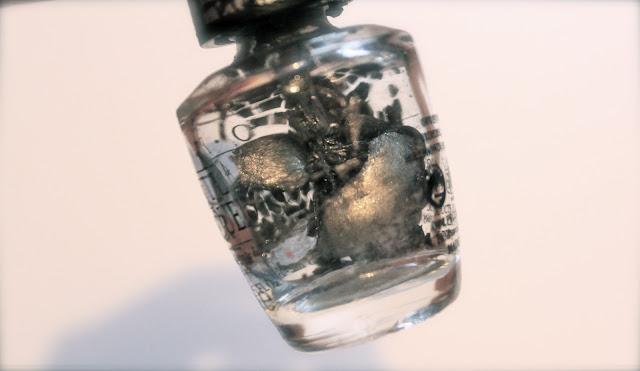 Incroyable mais vrai : le Shatter d'O.P.I. se fait sa manucure tranquilou tout seul dans le flacon !