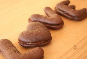 Gâteau saint valentin - Whoopies chocolat Caramel forme Coeur - LOVE 3
