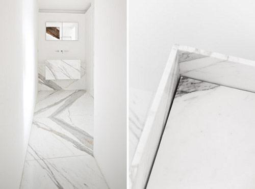 Du blanc, du noir, du bois et un peu de marbre… Un appartement à Paris par Frederic Berthier
