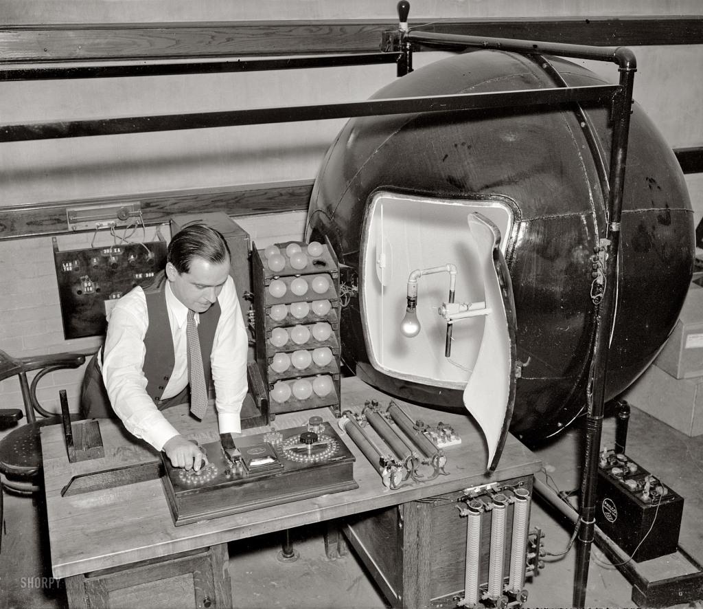 Carte Postale #27 : Louis Barbrow et sa Lamp Machine