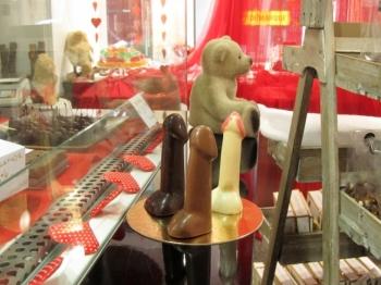 exposes-en-vitrine-les-penis-en-chocolat-suscitent-la_65_002.jpg