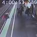 Une pousette avec un bébé tombe sur les rails du métro