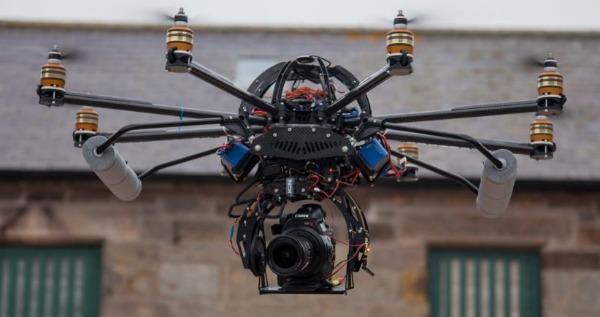 canon c300 aerial photog Un Canon C300 porté par un drone aérien