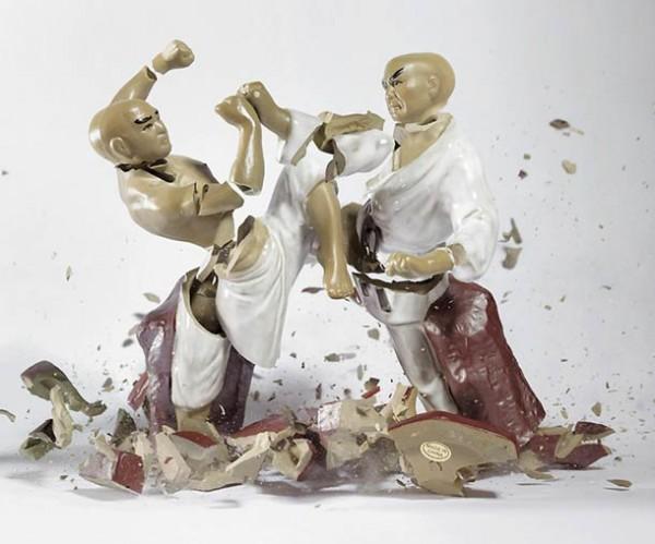 explosive porcelain figures martin klimas 04 600x499 Des scènes de combat en porcelaine brisée