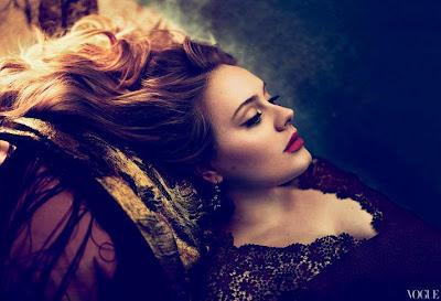 Adele montre son décolleté pour le magazine VOGUE