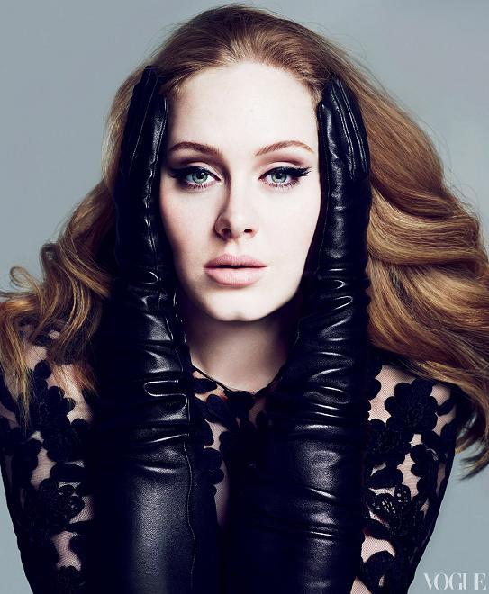 Adele montre son décolleté pour le magazine VOGUE