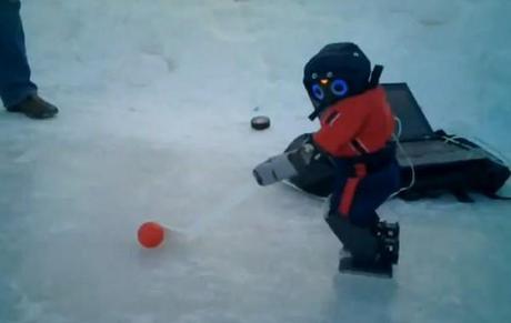 2 13 2011darwinhockey DARwIn OP : un robot pour jouer au hockey