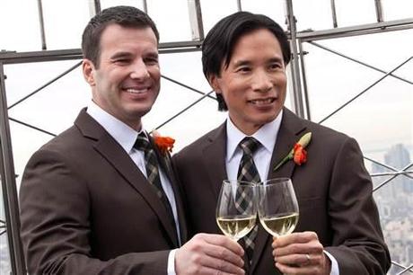 Phil Fung (à dr. ) et Shawn Klein, couple gay depuis 18 ans, trinque au champagne  sur     le toit de  l' Empire State Building après leur cérémonie de mariage au 61 ème étage, le jour de la Saint Valentin.