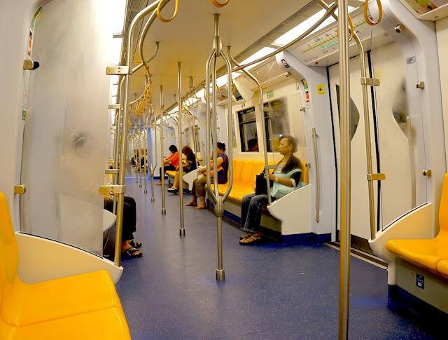 Le BTS de Bangkok: tellement propre que l'on pourrait y dormir par terre. Un peu frais aussi, comme en témoigne la buée sur les vitres.